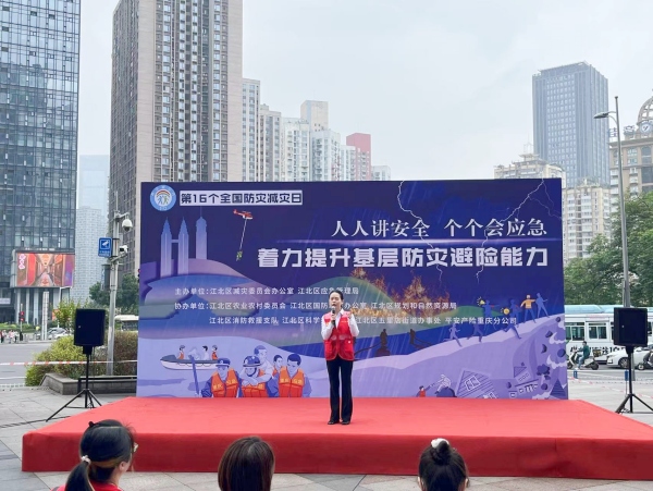 網格員進行千師萬講”安全知識宣講。蔣海濤攝