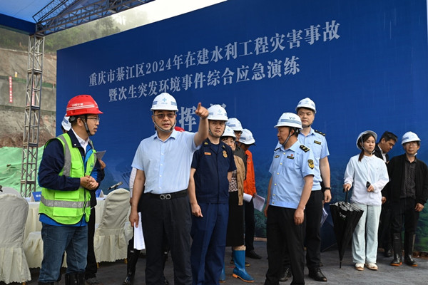 相關人員和專家趕赴現場查看災情。付毅攝
