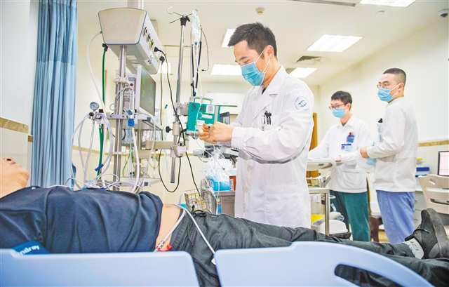 5月8日，重医附一院急诊科，护士正在为患者输液。记者 崔力 摄/视觉重庆