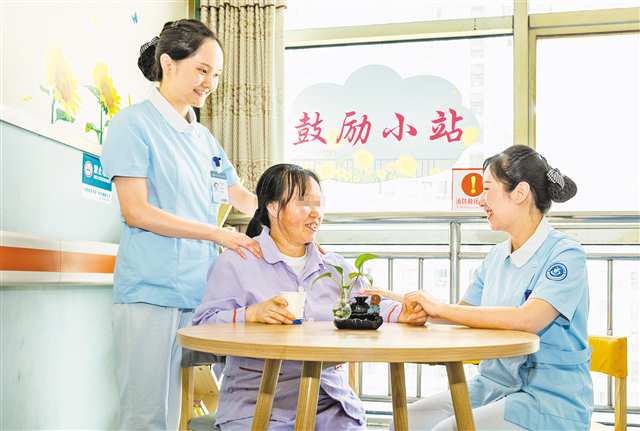 五月十一日，南川区人民医院妇儿分院，护士正为患者疏导心理压力。通讯员 罗川 摄\视觉重庆