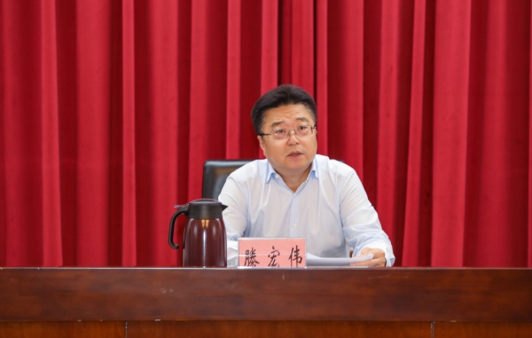 江北區委書記滕宏偉主持並發表講話。曹檢攝