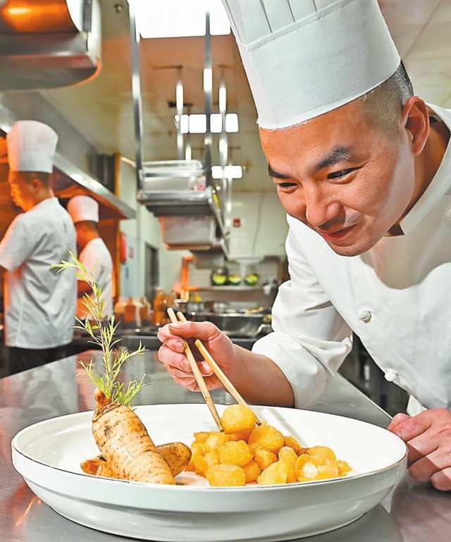 4月18日，南川金佛山药膳养生坊，厨师用天麻制作成美食。