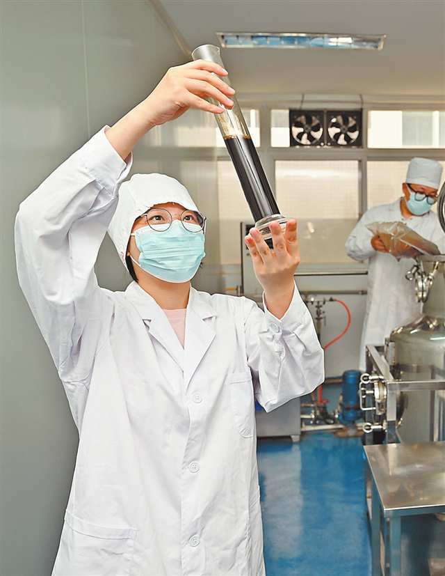 5月8日，南岸茶园某生物科技公司工作人员在检查“药食同源”产品。本版图片由记者 刘力 摄/视觉重庆