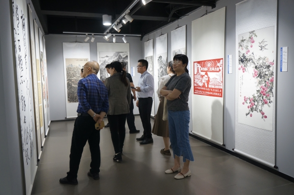 市民參觀荔枝道沿線市區縣政協聯誼書畫攝影展。涪陵區委宣傳部供圖