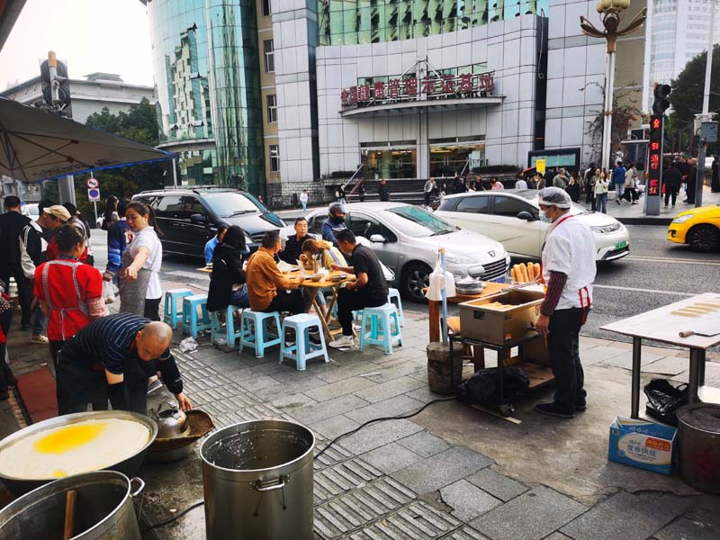  The traders in this section occupy the road for operation, which affects pedestrian traffic. Pictures provided by netizens