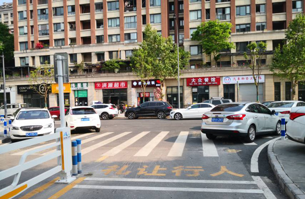  The phenomenon of illegal parking of vehicles in this section is prominent, and there are potential safety hazards for residents to travel. Pictures provided by netizens