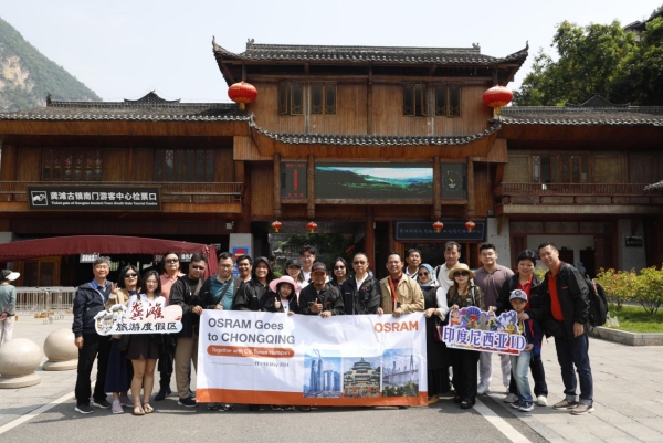 旅游團一行合影留念。酉陽旅投供圖