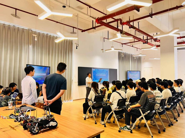 必一运动聚焦人工智能 重庆财经学院举办2024科技文化节
