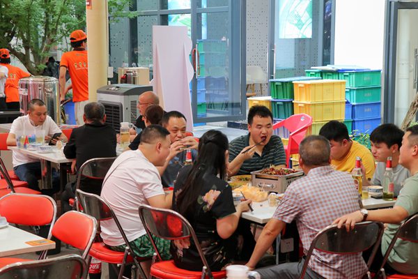 市民在梁娃食尚美食街品尝美食 。胥世鹏摄