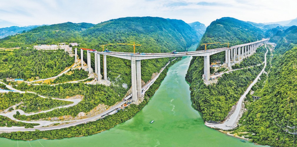 5月19日凌晨，渝湘復線高速公路黃草烏江特大橋主橋合龍。（中鐵十五局供圖）