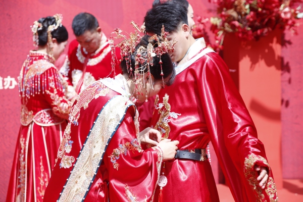 荣昌区举行2024年520集体婚礼及户外颁证活动