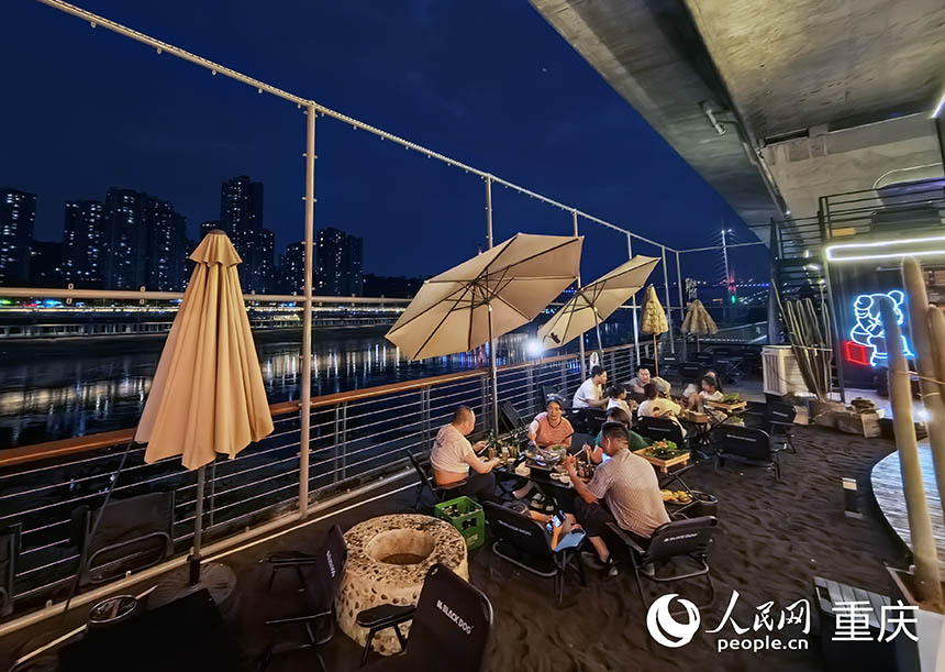 桥下空间还可以成为聚餐休闲的场所。人民网记者 冯文彦摄