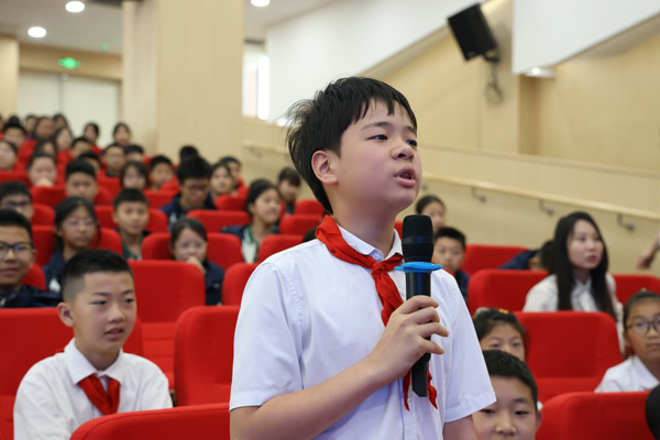 院士进校园对话中小学生