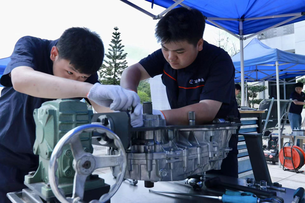 学生展示新能源汽车维护。戚馨月摄