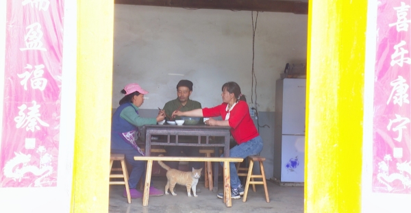 张碧和公婆一起吃午饭 。巫山县委宣传部供图