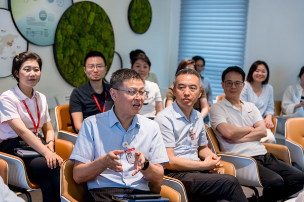 院长陈黎明就循证医学与功能医学展开交流。重庆松山医院供图