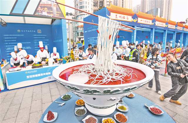 近年来，重庆小面产业也开始升级。图为2023年3月15日，“巴渝工匠”杯重庆小面技能大赛决赛现场。（本报资料图片）记者 郑宇 摄/视觉重庆