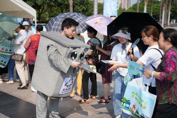 趣味互动，现场为市民宣传讲解垃圾分类。永川区委宣传部供图