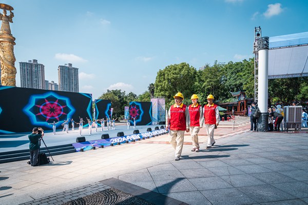 电力员工开展设备特巡，检查现场保电措施。国网重庆永川供电公司供图