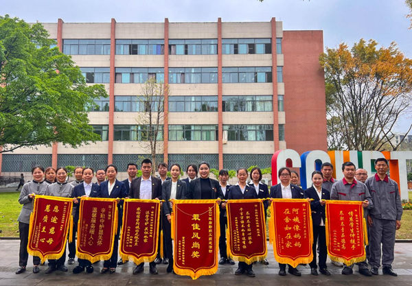 金科服务重庆邮电大学团队一年内收获7面锦旗、364封感谢信。金科服务供图
