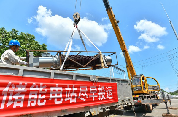国网重庆江津供电公司员工在吊装设备。王化全摄
