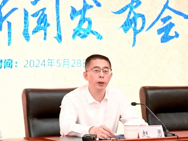 九龙坡区副区长赵勇介绍相关情况。主办方供图
