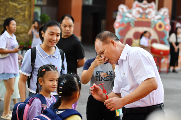 学校党总支书记邹权伟为新入学学子点朱砂启智。滨江四牌坊小学供图