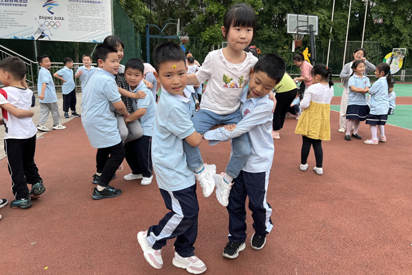 一年级学生和幼儿游戏。鼎山幼儿园供图