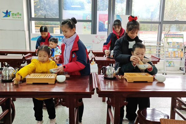 幼儿与小学生在少年宫活动中同上茶艺课。东城小学供图