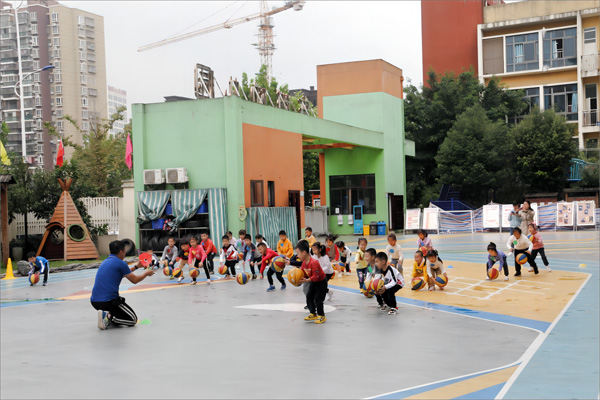 东城小学教师走进东城幼儿园开设阳光篮球课。东城小学供图