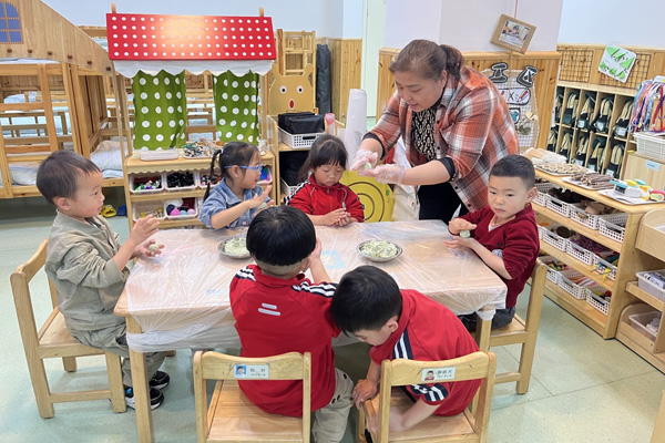 孩子学习制作传统美食。东城幼儿园供图