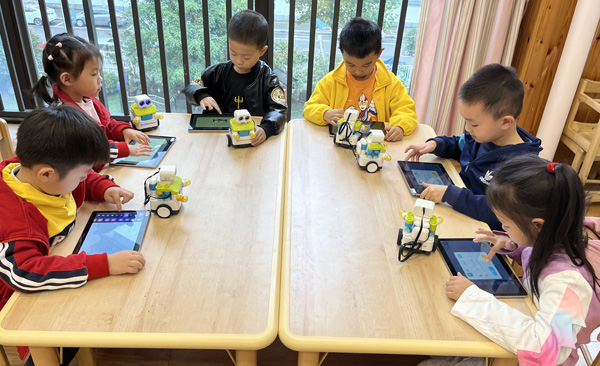 编程社团活动。东城幼儿园供图
