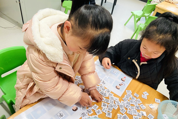 识字游戏“找名字”。李市幼儿园供图