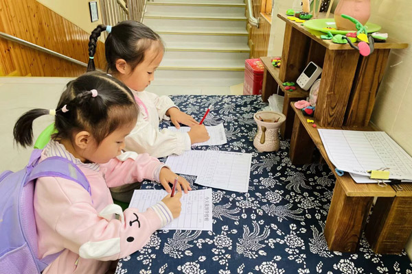 幼儿入园签到。李市幼儿园供图