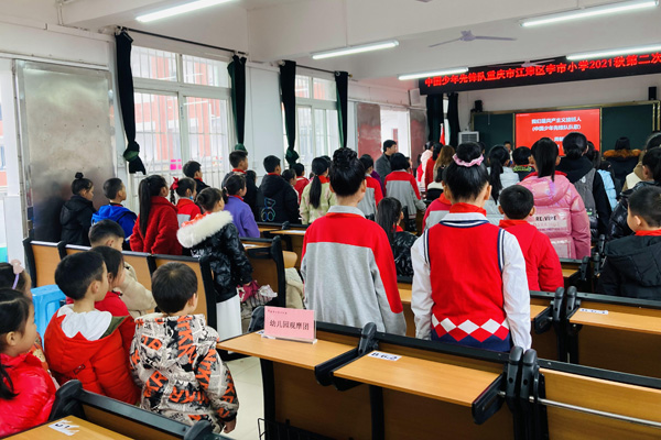 幼儿观摩小学生大队委竞选。李市幼儿园供图