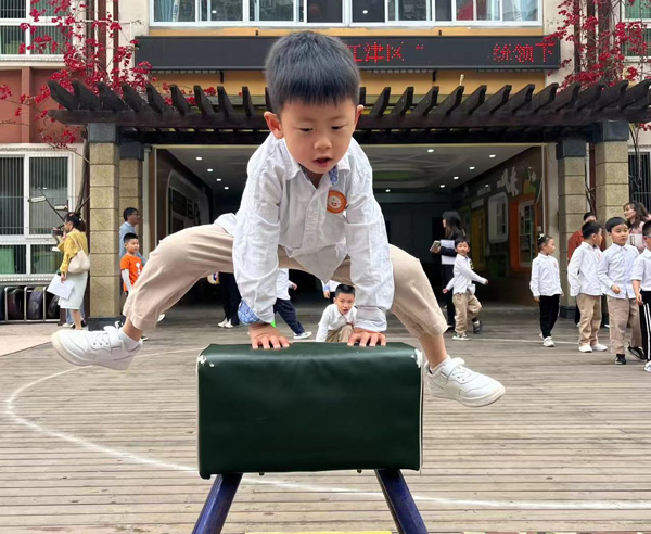 体能大循环——跳马记。双福幼儿园供图