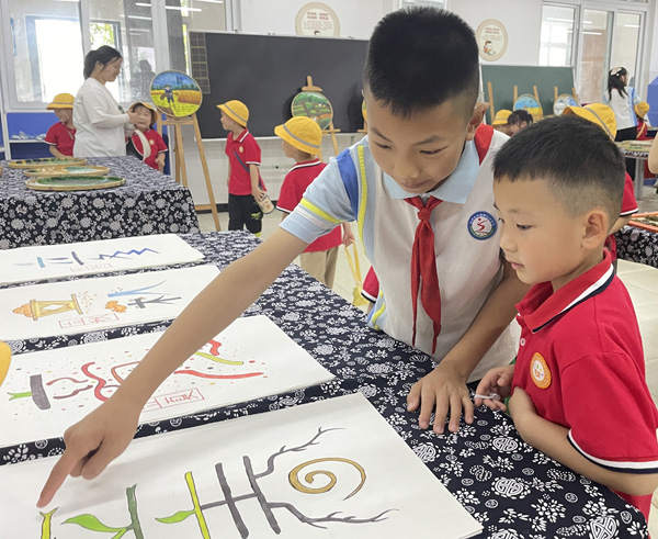 走进小学——牵手学习。双福幼儿园供图