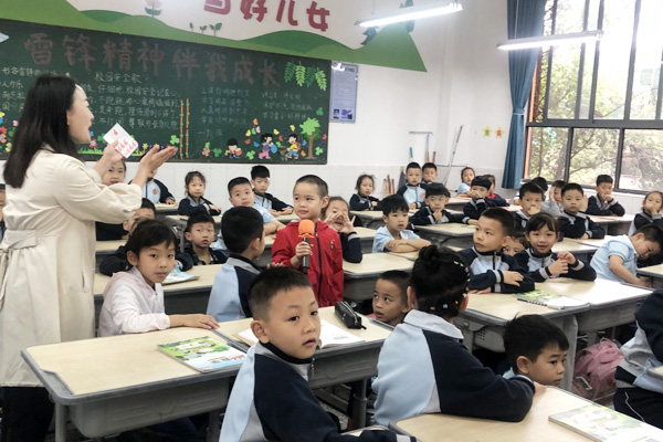 尚融小学教师陈洁执教幼小衔接数学课。四牌坊尚融小学供图
