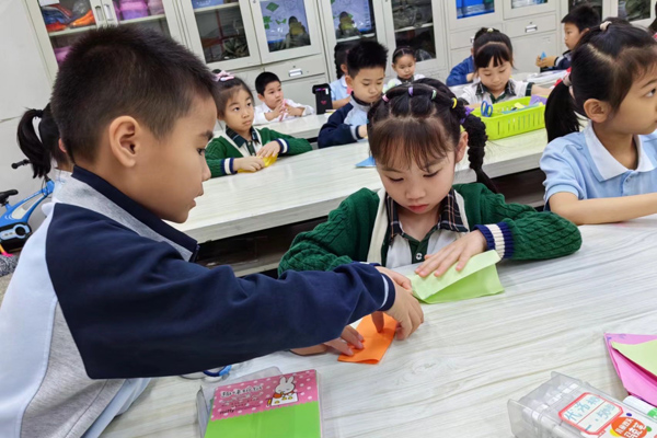 尚融小学一年级小学生和鼎山幼儿园小朋友一起做手工。四牌坊尚融小学供图