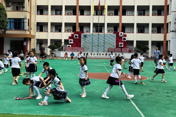 几江幼儿园萌娃与四牌坊小学的哥哥姐姐玩捉尾巴游戏。四牌坊小学供图