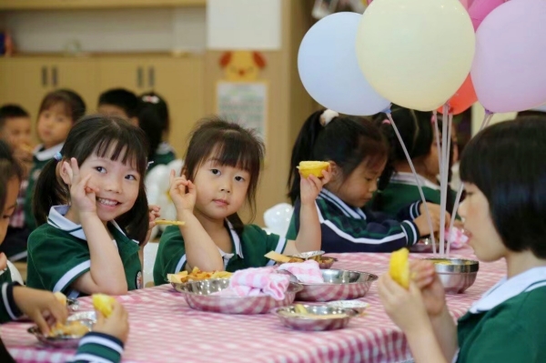 學校為小朋友准備了美食自助餐。北碚區椿山幼兒園供圖