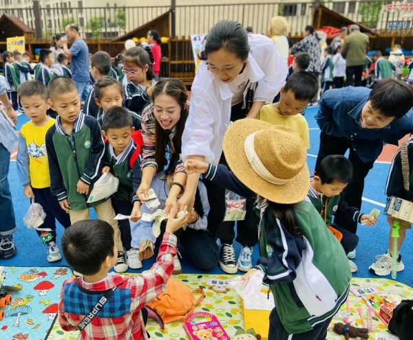 跳蚤市場上，小朋友們與家長一起買賣商品。北碚區椿山幼兒園供圖