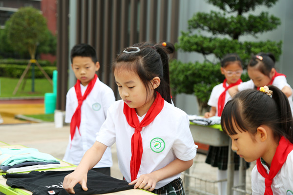 叠衣服。橡树湾小学供图