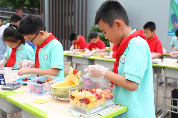 制作水果拼盘。橡树湾小学供图