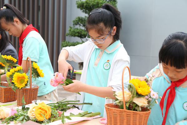 插花。橡树湾小学供图