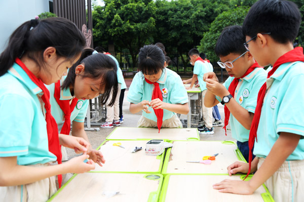 穿针引线。橡树湾小学供图