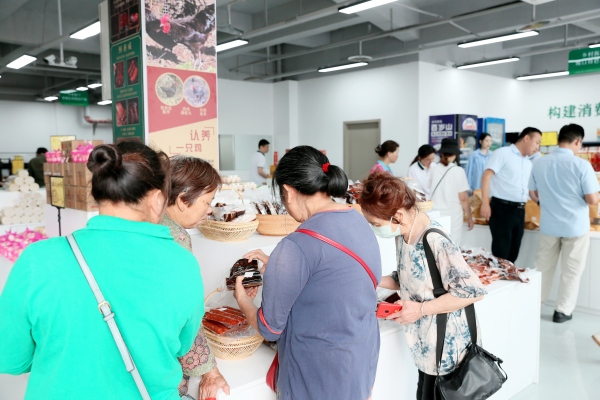 市民选购农特产品。主办方供图