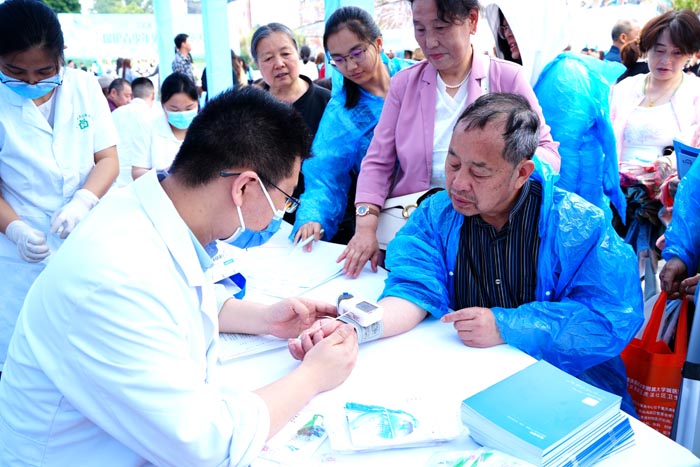 重庆市第37个“世界无烟日”集中宣传活动现场，医务人员为市民检查身体。