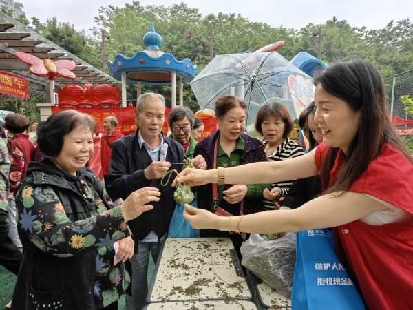 居民参加包香囊活动。龙山街道供图