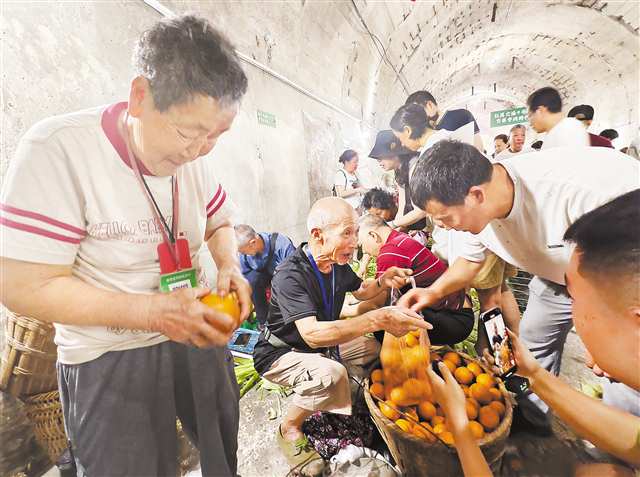 五月二十五日，轨道交通十号线红土地站附近的防空洞背篓菜市场内购销两旺。  　　本组图片由记者刘力摄/视觉重庆